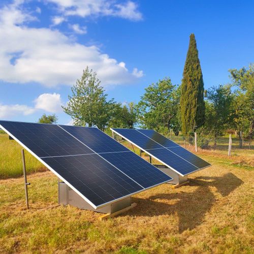 Installation de kit photovoltaïque Triangle en autoconsommation dans un cadre champêtre, illustrant l'agrivoltaïsme efficace.