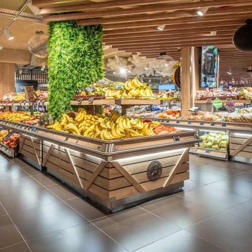 Section de produits frais dans un supermarché avec des fruits et légumes exposés. Réalisation Triangle Mobilier pour GMS