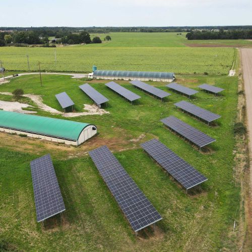 Vue aérienne d'un bâtiment d'élevage photovoltaïque, reflétant la maîtrise complète de la construction photovoltaïque par Le Triangle.