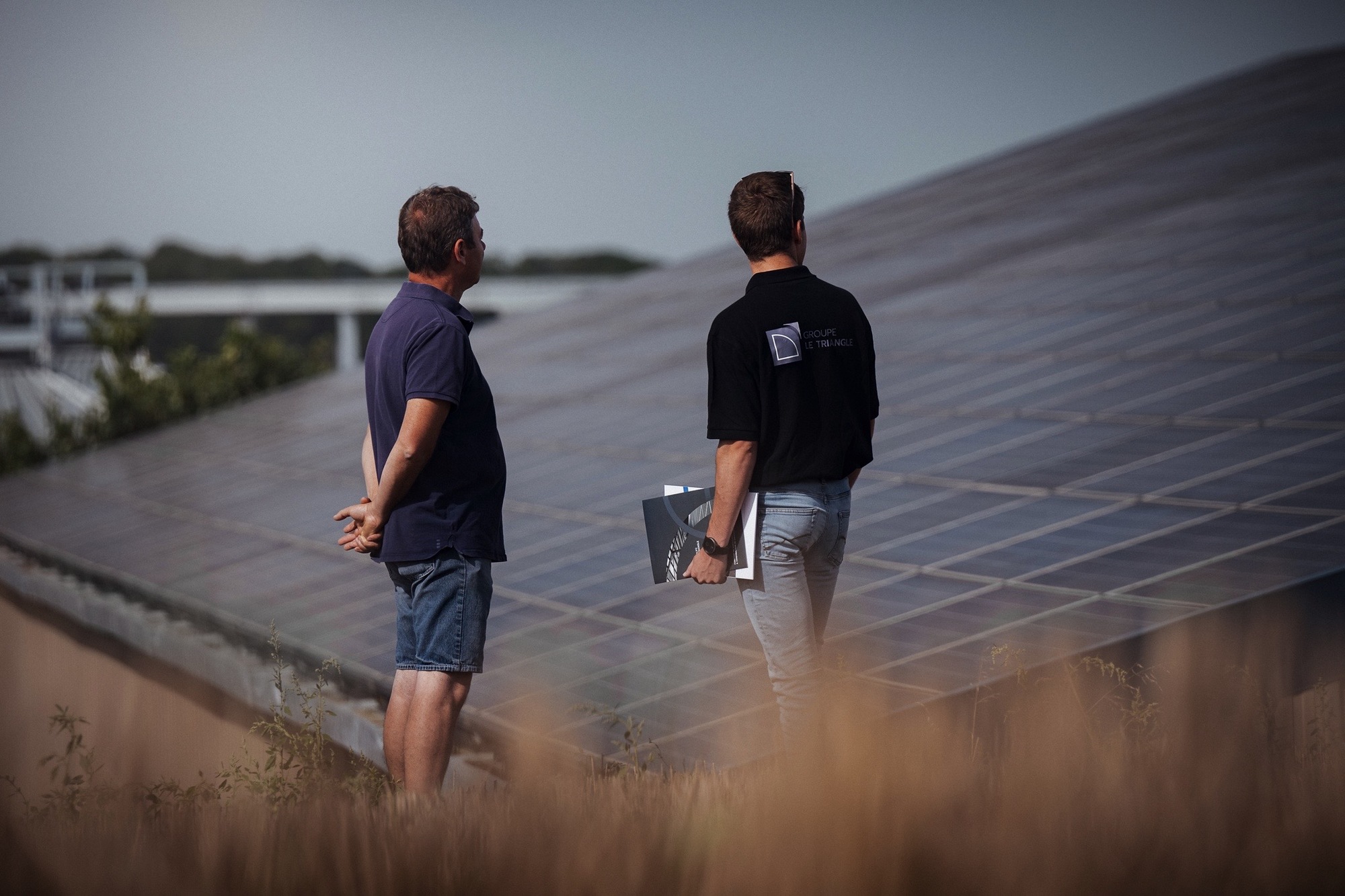 Commercial du Groupe Le Triangle en train de travailler avec un agriculteur sur le projet de bâtiment élevage solaire