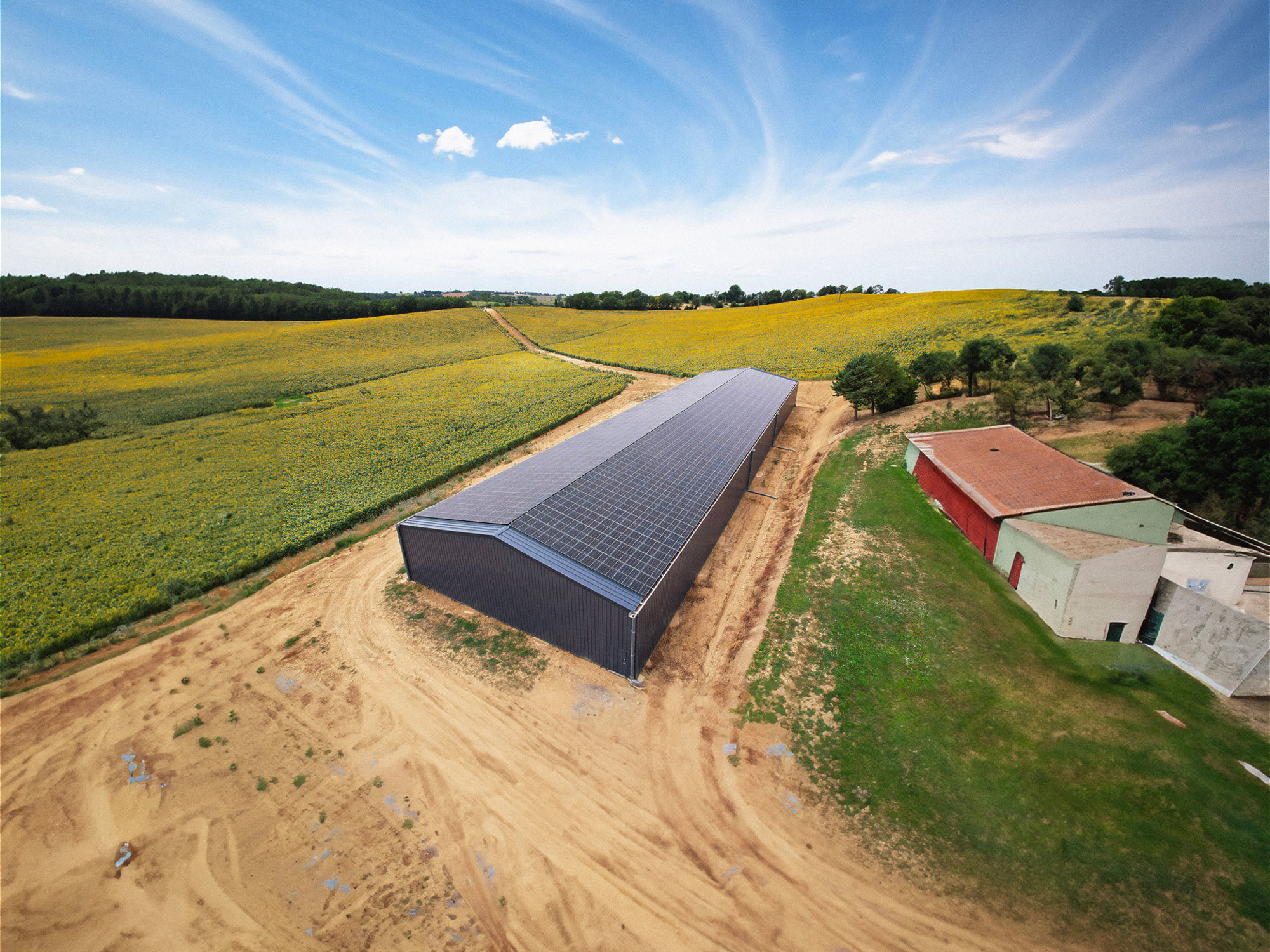 Realisation photovoltaïque de Le Triangle, avec un bâtiment agricole bénéficiant d'une installation solaire performante.