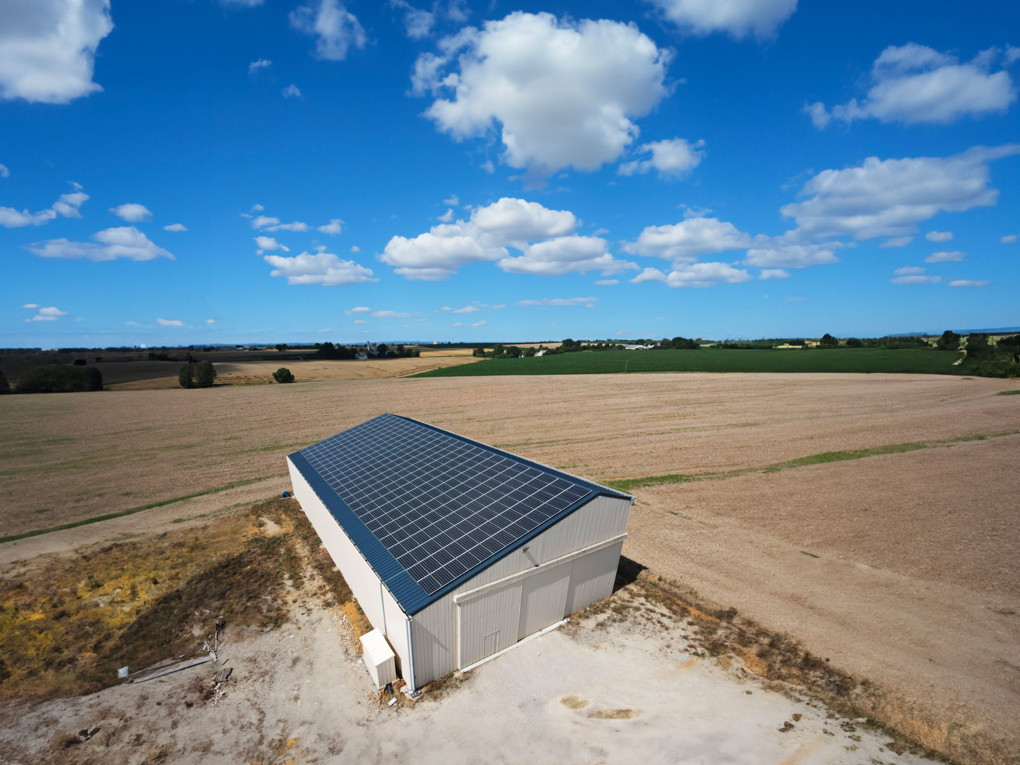 Bâtiment agricole équipé d'une solution solaire par Triangle Énergie, montrant une exploitation agricole moderne et durable