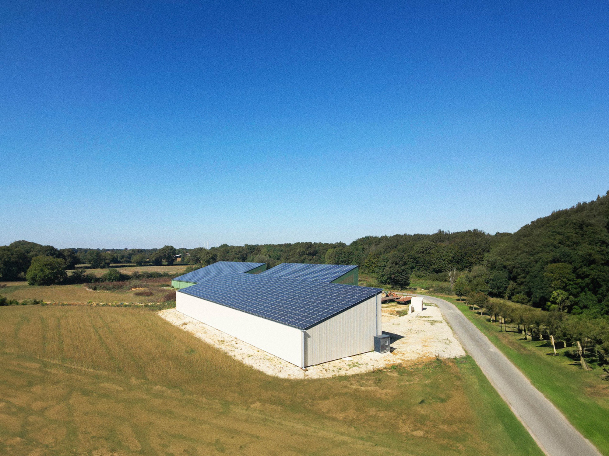 Infrastructure agricole avec installation photovoltaïque de Le Triangle, démontrant l'efficacité de solutions énergétiques renouvelables